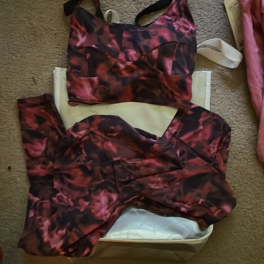 Lululemon leggings! Size 2 - Picture 4 of 5